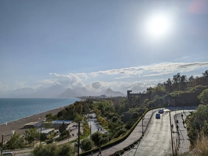 Konyaaltı sahili ve arkasındaki Beydağları