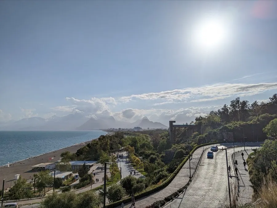 Konyaaltı sahili ve arkasındaki Beydağları