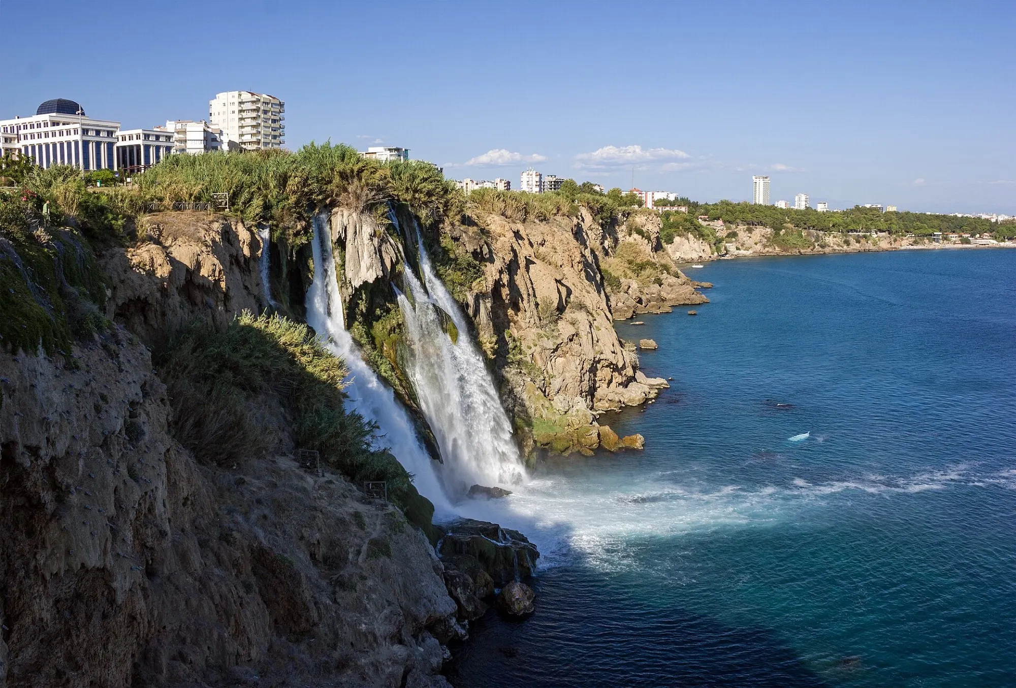 Aşağı Düden Şelalesi'nin Antalya falezlerinden Akdeniz'e döküldüğü geniş açı görünüm