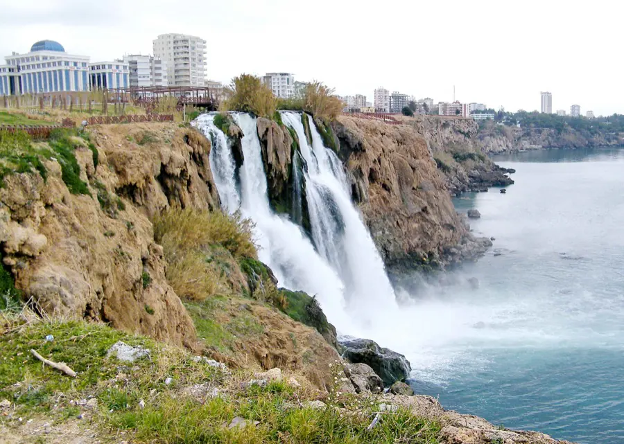 Aşağı Düden ana seyir noktasından şelale ve deniz