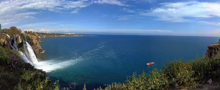 Falezlerden Antalya körfezine bakan geniş panorama