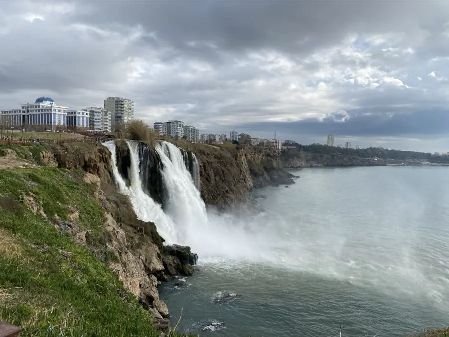Şehir silüetiyle birlikte Aşağı Düden Şelalesi