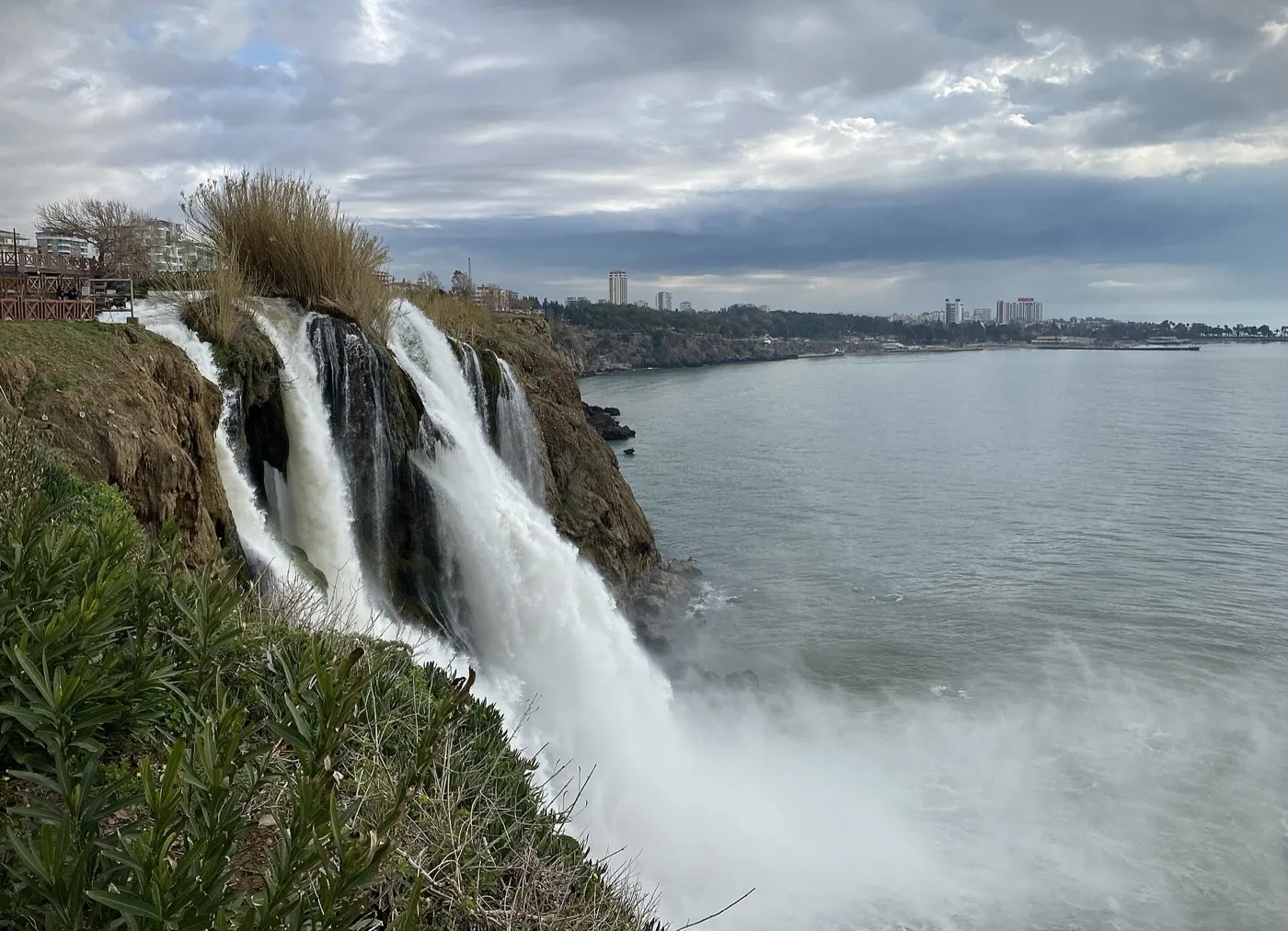 Aşağı Düden Şelalesi bulutlu bir günde, falezler ve Akdeniz